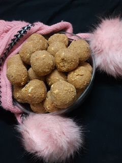 गोंद के लड्डू (Gond ke laddu recipe in Hindi) रेसिपी मुख्य फोटो