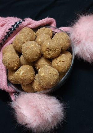 गोंद के लड्डू (Gond ke laddu recipe in Hindi) रेसिपी मुख्य फोटो