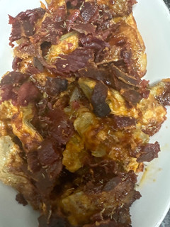 Una foto de 601. Alcachofas al horno con queso parmesano y jamón crujiente (picoteo)