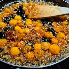 Una foto de MERMELADA De Uchuvas🍊🍊 y Ciruelas pasas...!😜