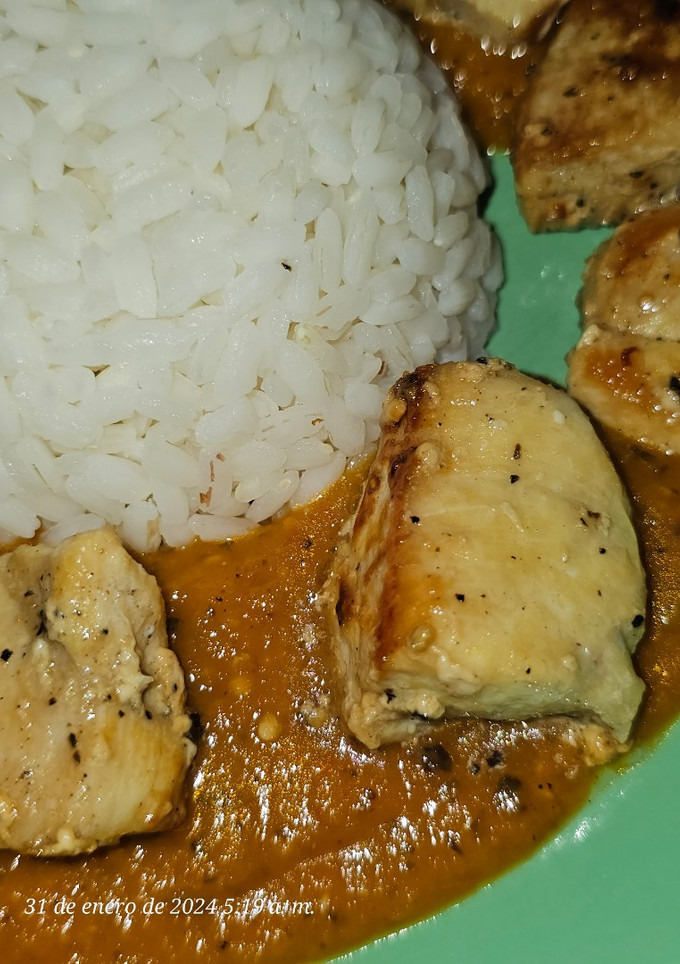 Una foto de Tacos de pollo con salsa diabla