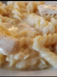 Una foto de Pasta Alfredo con pollo