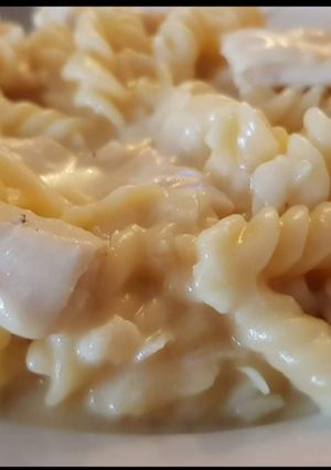 Una foto de Pasta Alfredo con pollo
