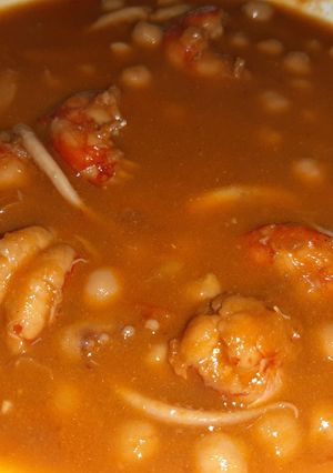 Una foto de 🍲 Garbanzos con langostinos 🦐  y potarros 🦑