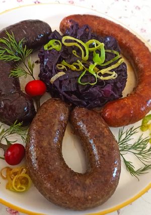 Póréhagymás, almás, lila káposzta, sült kolbásszal és hurkákkal recept fotója