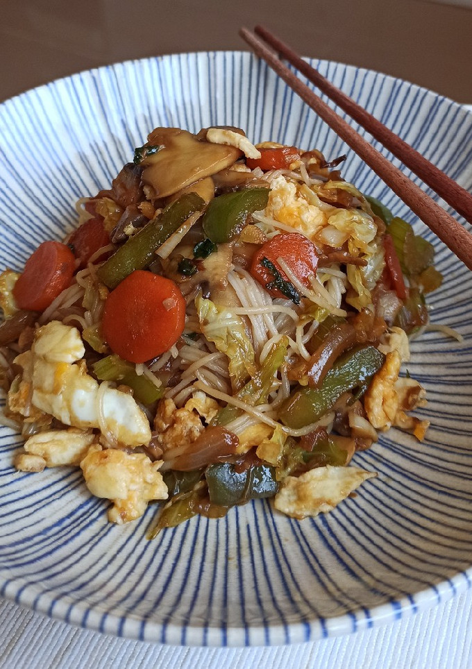 Una foto de Pasta de arroz con salteado de verduras y huevo