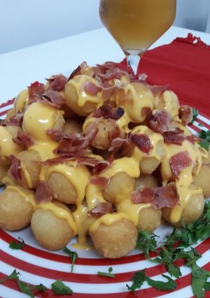 Una foto de Papas noisette con queso cheddar y panceta