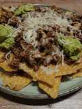 Nachos con cochinita pibil y aguacate