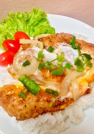 รูปของ ข้าวหน้าไก่ทอดกรอบราดซอสไข่ข้น 🍗🍛🍳