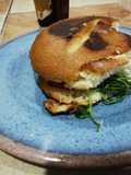 Sándwich de pan de pulque con queso menonita y pollo