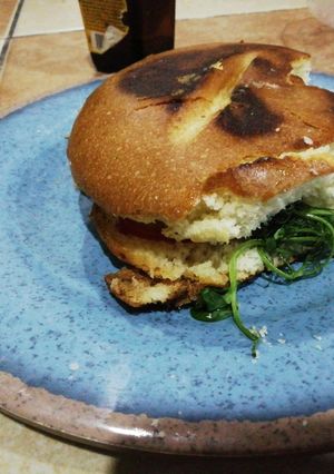 Una foto de Sándwich de pan de pulque con queso menonita y pollo