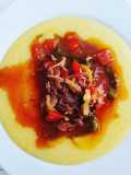 Polenta cremosa con Ragú de Costilla de Res