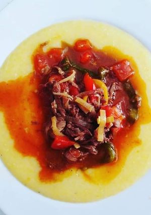 Una foto de Polenta cremosa con Ragú de Costilla de Res