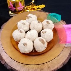 A picture of Rava ladoo.