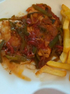 Una foto de Pechugas de pollo con verduras a la soja