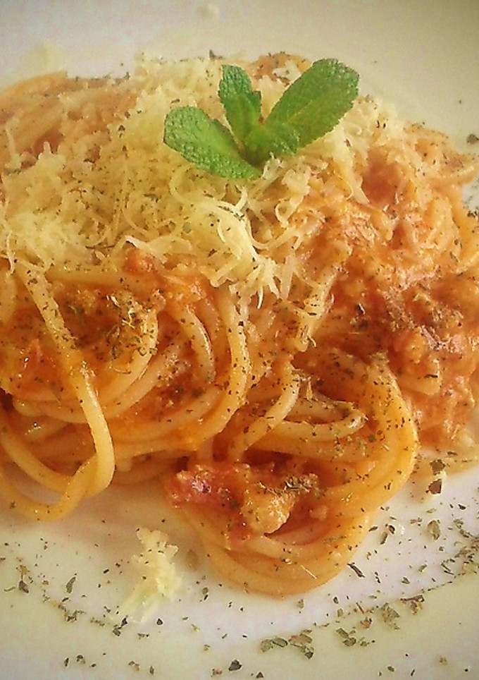 Una foto de Espaguetis boloñesa con jamón