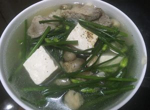 Hình của món Canh bông hẹ sườn non đậu hủ và thit luộc.