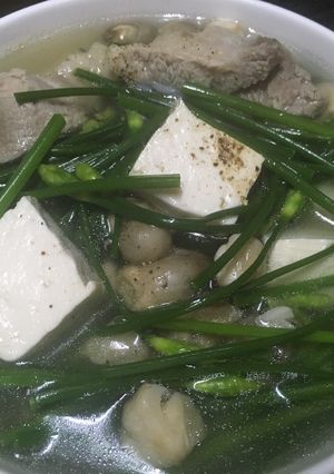 Hình của món Canh bông hẹ sườn non đậu hủ và thit luộc.