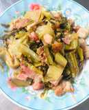 Heo quay kho dưa chua