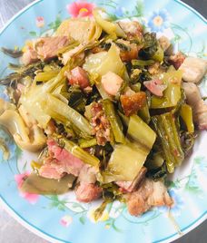 heo quay kho dưa chua