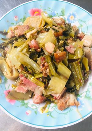Hình của món Heo quay kho dưa chua.
