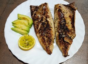 Una foto de Caballa a la plancha con ajo y perejil
