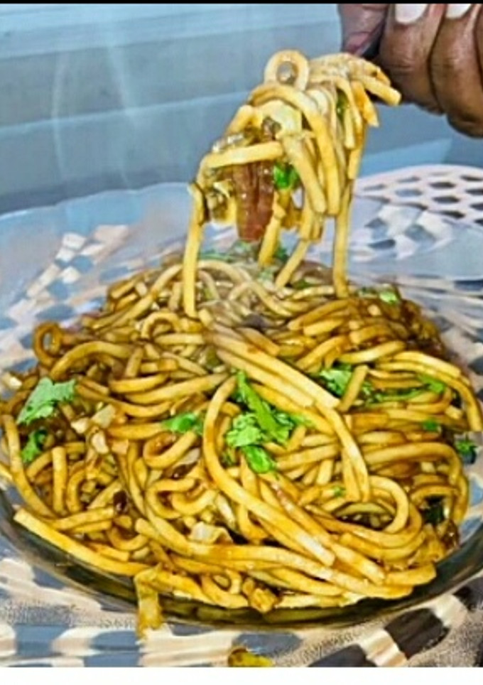 चाऊमिन(Chowmein recipe in hindi) रेसिपी मुख्य फोटो