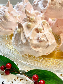 Una foto de Merengues rosas rellenos de almendra