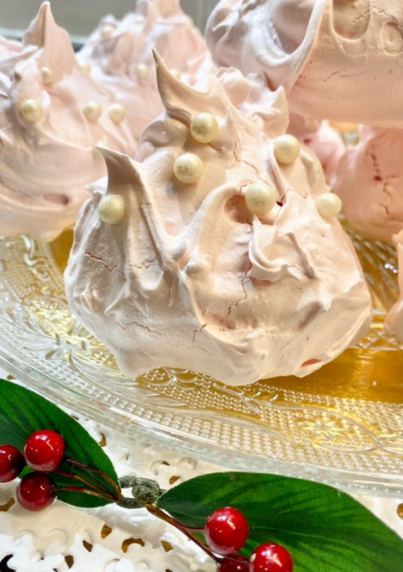 Una foto de Merengues rosas rellenos de almendra