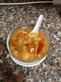 Una foto de Sopa de ajo, tomate y espárragos trigueros de mi padre