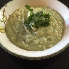 A picture of Cauliflower and watercress soup.