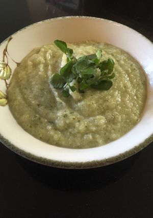 A picture of Cauliflower and watercress soup.