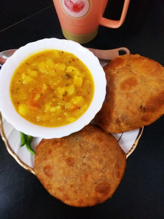 खस्ता कचौड़ी और आलू की सब्जी (Khasta kachori aue aloo ki sabzi recipe in Hindi) रेसिपी मुख्य फोटो