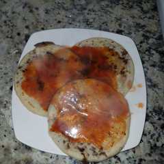 Una foto de Pupusas revueltas de frijol y loroco con queso