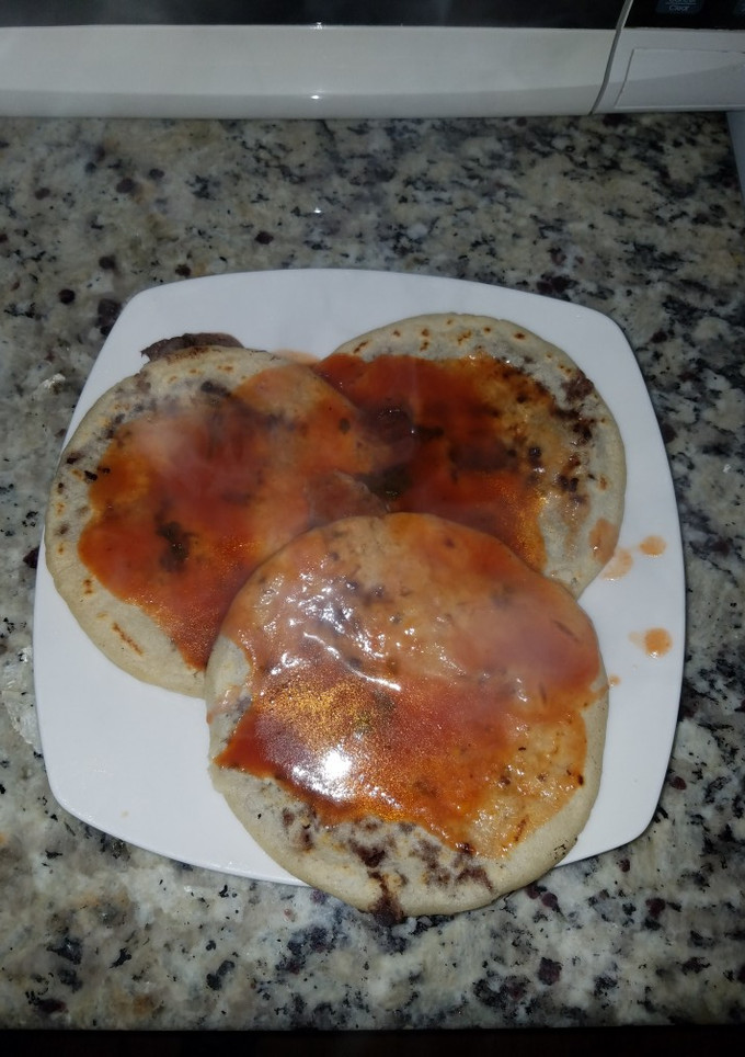 Una foto de Pupusas revueltas de frijol y loroco con queso