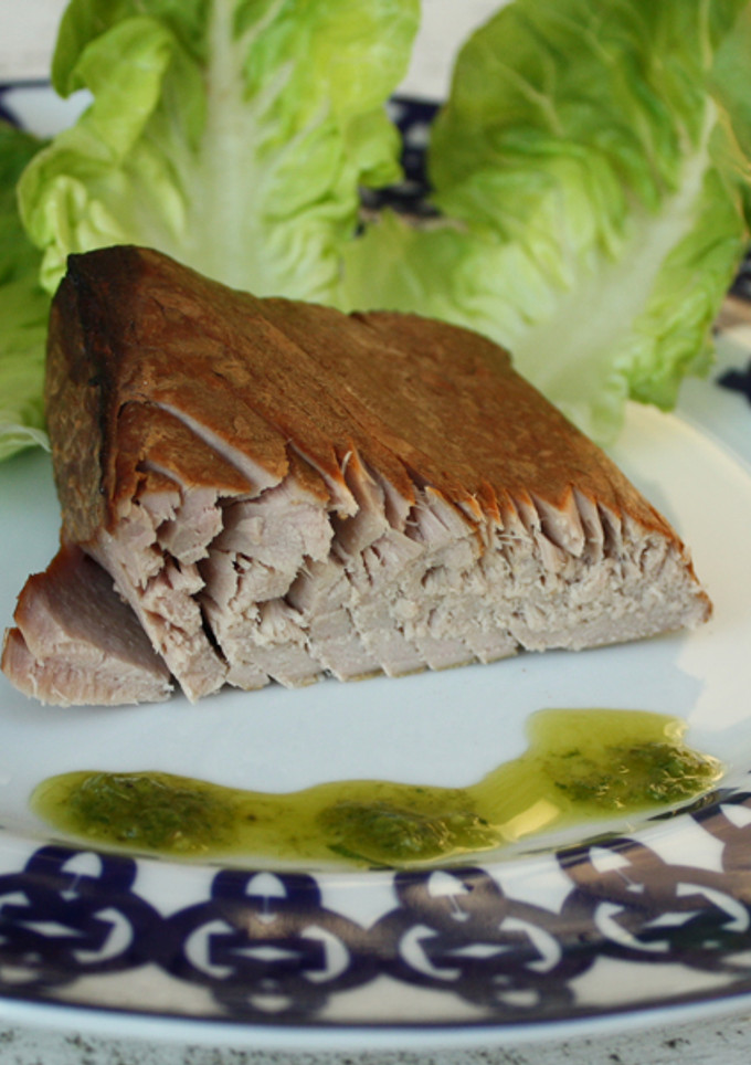 Una foto de Atún ahumado con salsa de albahaca