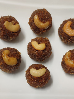 தேங்காய் வெல்ல லட்டு (Coconut jaggery laddu recipe in tamil) செய்முறை முக்கிய புகைப்படம்