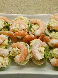 Una foto de Huevos rellenos de guacamole y langostinos