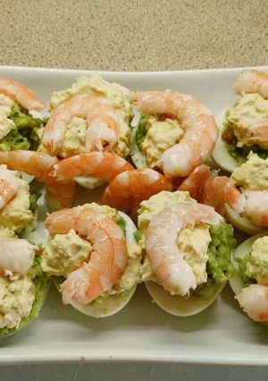 Foto principal de Huevos rellenos de guacamole y langostinos
