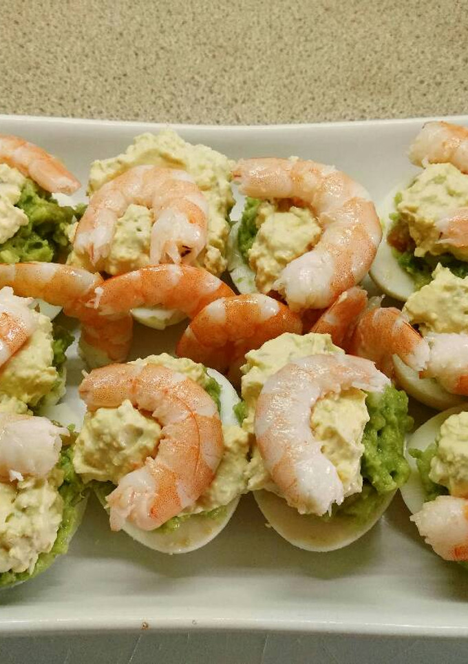 Una foto de Huevos rellenos de guacamole y langostinos