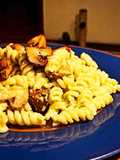 Fusilli ao pesto de abobrinha com champignon na manteiga