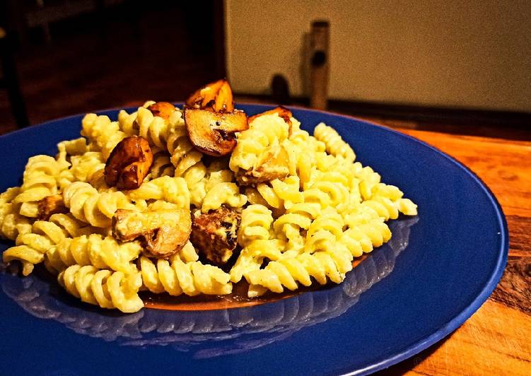 Fusilli ao pesto de abobrinha com champignon na manteiga