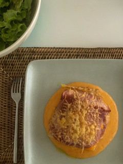 Una foto de Pencas rellenas con salsa de pimiento rojo