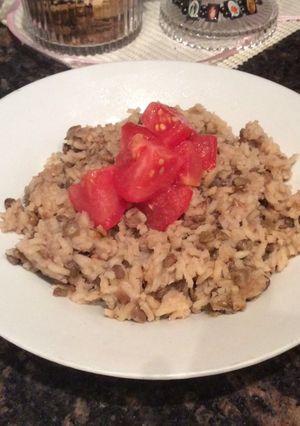 A picture of Mjadra (Rice & Lentils).