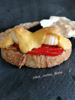 Una foto de Tosta de vieiras gratinadas