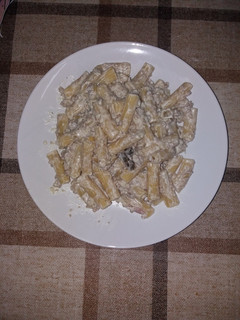 Una foto de Pasta con salsa de nata y piñones