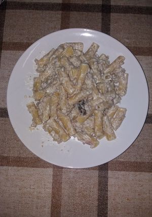 Una foto de Pasta con salsa de nata y piñones