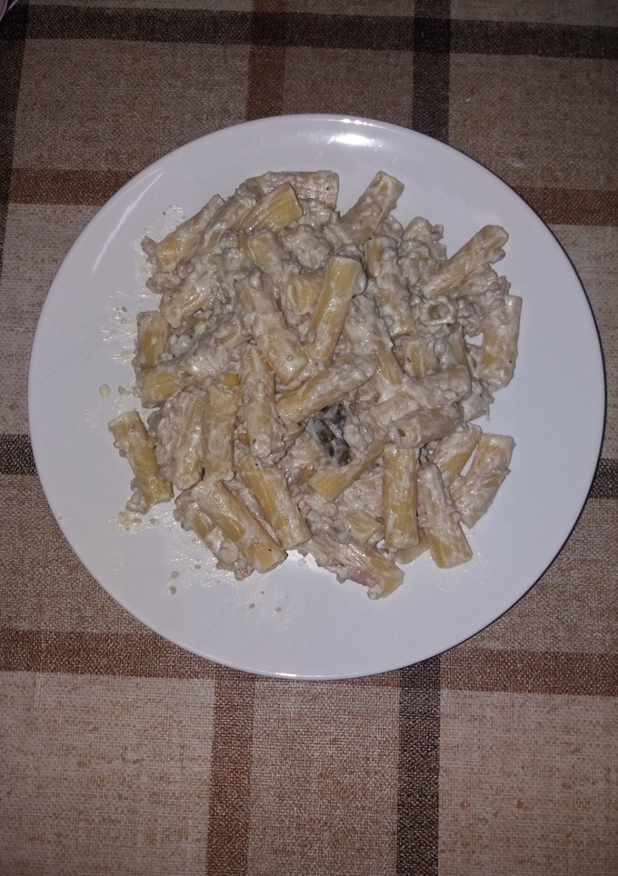 Una foto de Pasta con salsa de nata y piñones