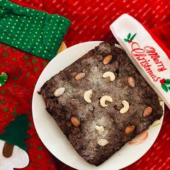 A picture of Eggless Christmas cake.