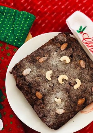 A picture of Eggless Christmas cake.